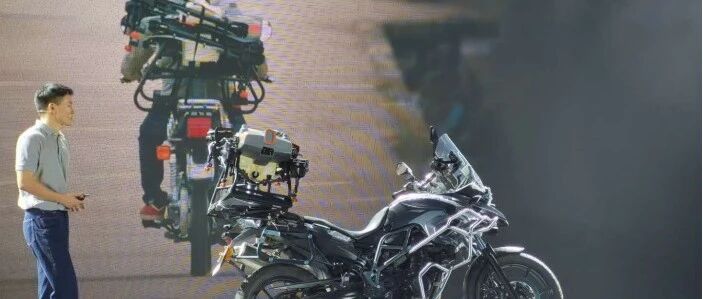 骑上摩托车，载大疆无人机播种去