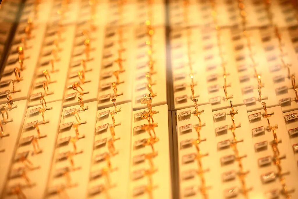 首饰断裂、变形变色……多家知名黄金珠宝品牌被约谈→