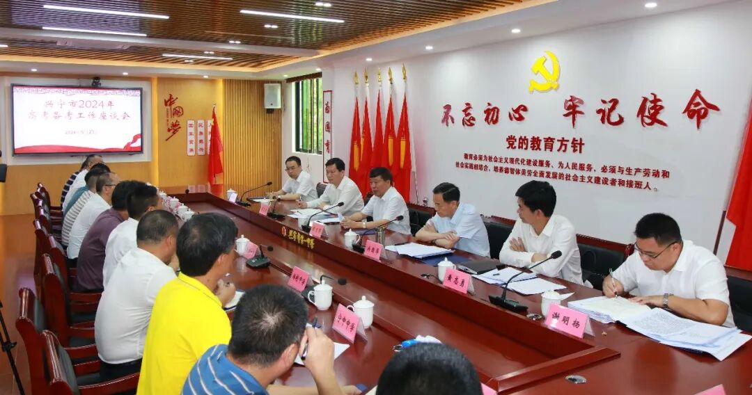 宋才华,洪国华一行先后来到齐昌中学,兴宁一中的食堂,教师办公室等,实