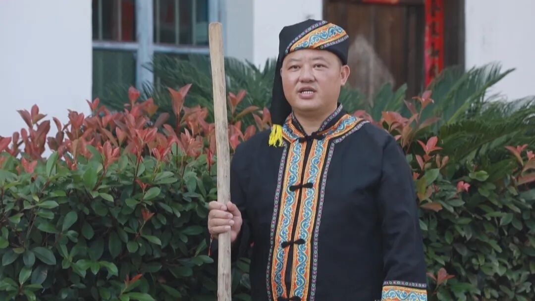 在汝城热水镇大官村,大禾米糍制作技艺传承人陈阳华也守候在电视机前.