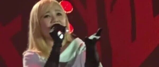 梁静茹胖成了&ldquo;张惠妹2.0版&rdquo;,武汉演唱会造型引热议;此前曾因身材问题设置社交平台内容不可见