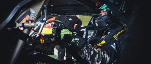 王一博首日公开练习试车照发布,化身85号车手&ldquo;积累经验,手感渐显,继续打磨&rdquo;;4月18日,王一博将出战中国赛车锦标赛