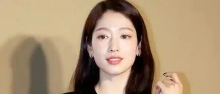 朴信惠目前正在怀二胎中,代表作《继承者们》、《匹诺曹》、《原来是美男啊》