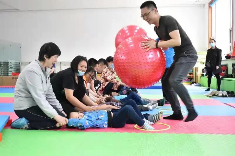 器械区有什么器械【详解】平衡木、羊角球、大滑板......这些感统器械都有什么用？_https://www.jmylbn.com_新闻资讯_第9张