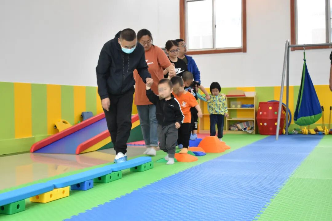 器械区有什么器械【详解】平衡木、羊角球、大滑板......这些感统器械都有什么用？_https://www.jmylbn.com_新闻资讯_第17张