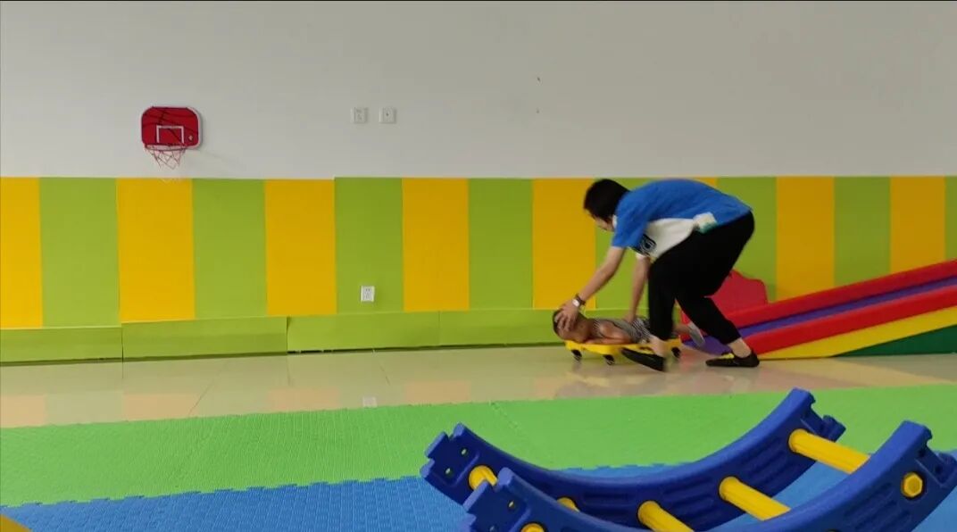 器械区有什么器械【详解】平衡木、羊角球、大滑板......这些感统器械都有什么用？_https://www.jmylbn.com_新闻资讯_第12张