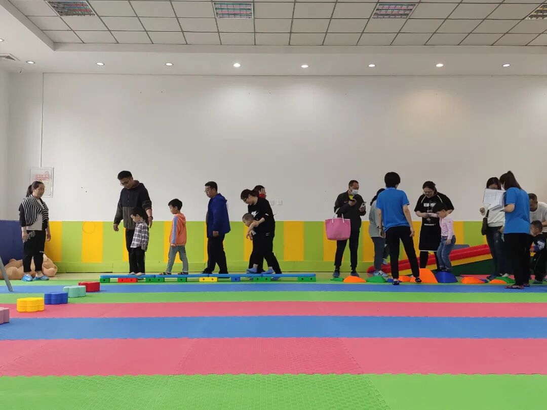 器械区有什么器械【详解】平衡木、羊角球、大滑板......这些感统器械都有什么用？_https://www.jmylbn.com_新闻资讯_第16张