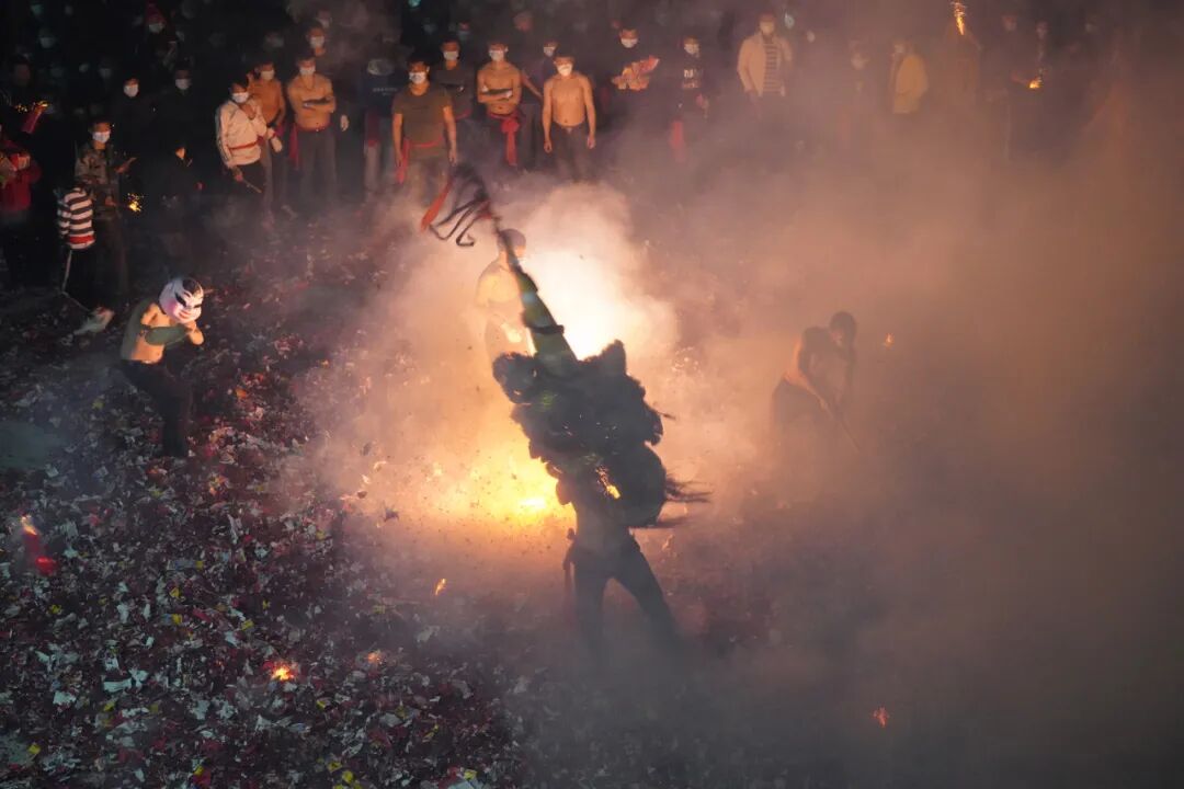 △连山吉田镇沙田井头村村民自发组织炸火狮。清远日报签约摄影师 黄丹平 摄 