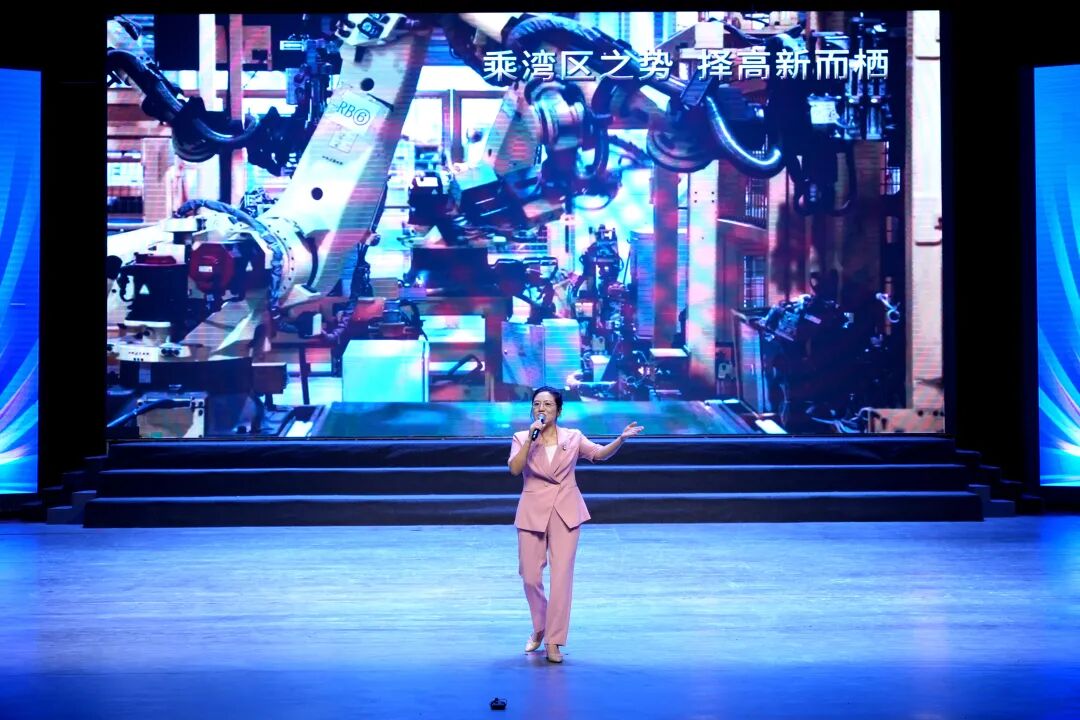 选手在现场推介。清远日报记者 邱炜民 实习生 向家熙 摄