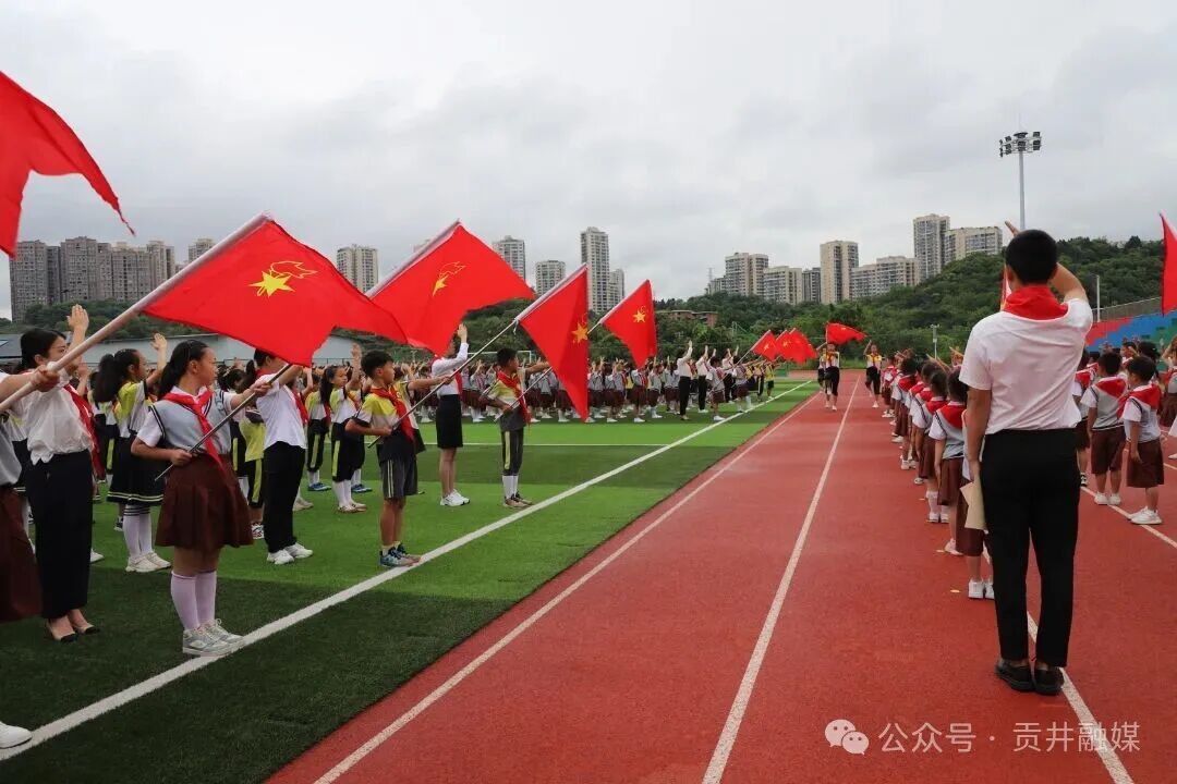 教体-蓆草田小学举行少先队入队仪式.JPG