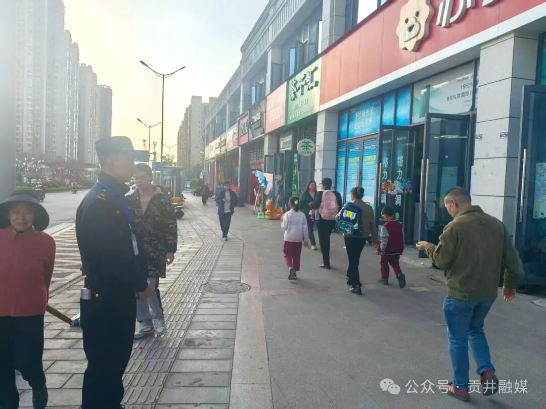 在校门口值守 (1).png