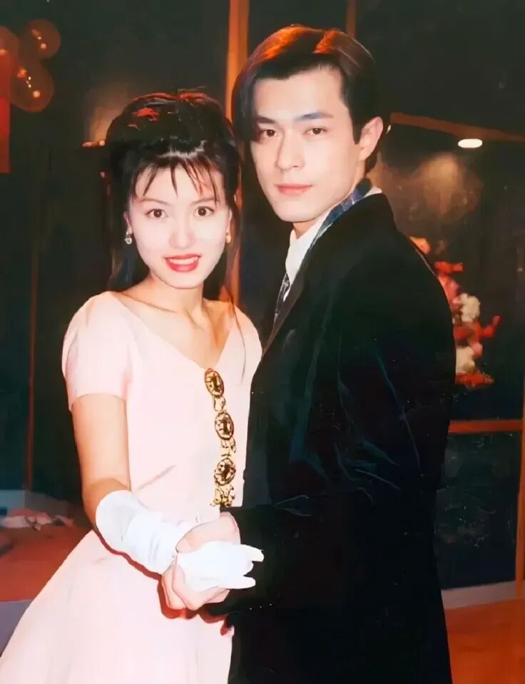 47岁古天乐唯一承认女友约「御用阿妈」过母亲节