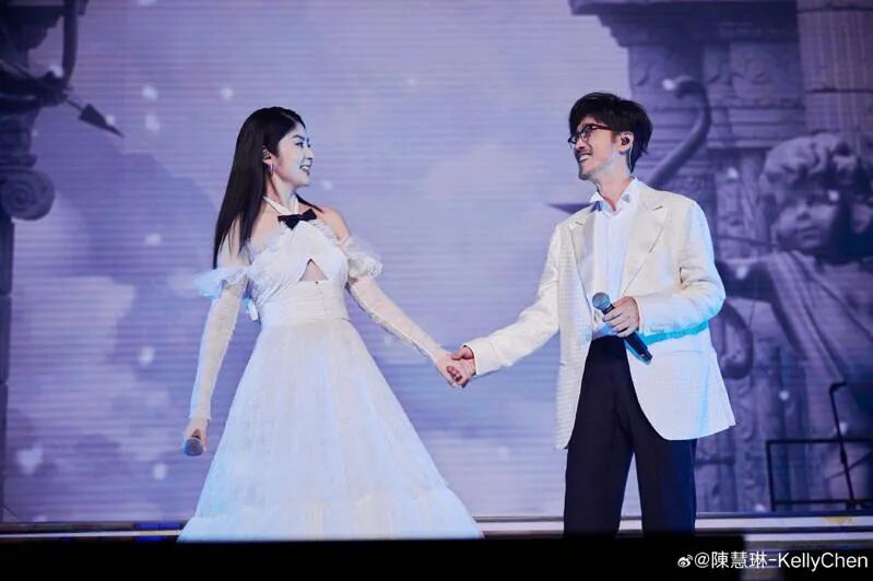 51岁冻龄天后复出舞台大秀长腿