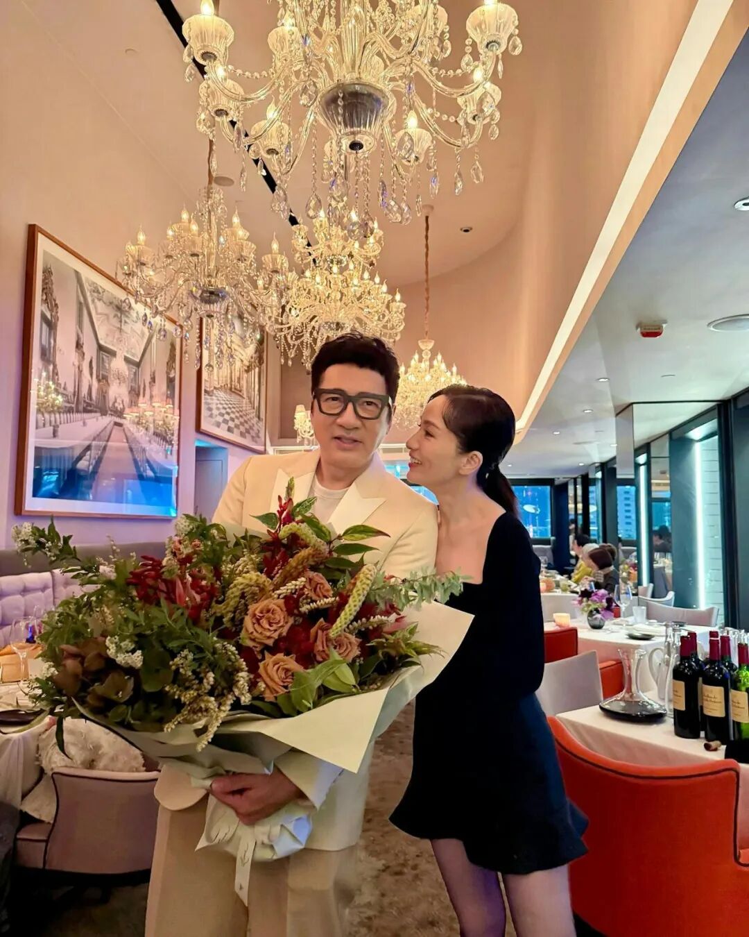 52岁「豹嫂」代夫尽孝送花畀奶奶被赞