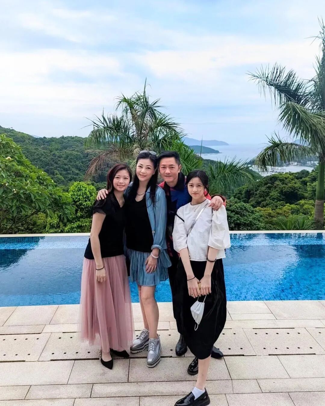 浓浓少女味,尽得妈妈真传白净又漂亮的她,拥有超长腿,还撞样了龚嘉欣