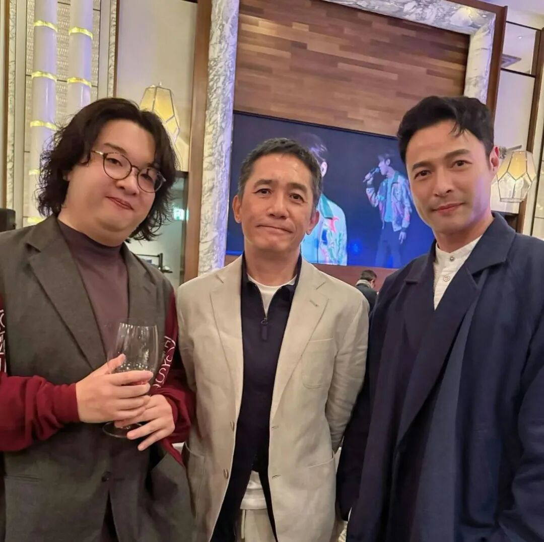 相中张达伦一身街坊装,头发凌乱,发线上移兼满脸须根,一副颓到爆的