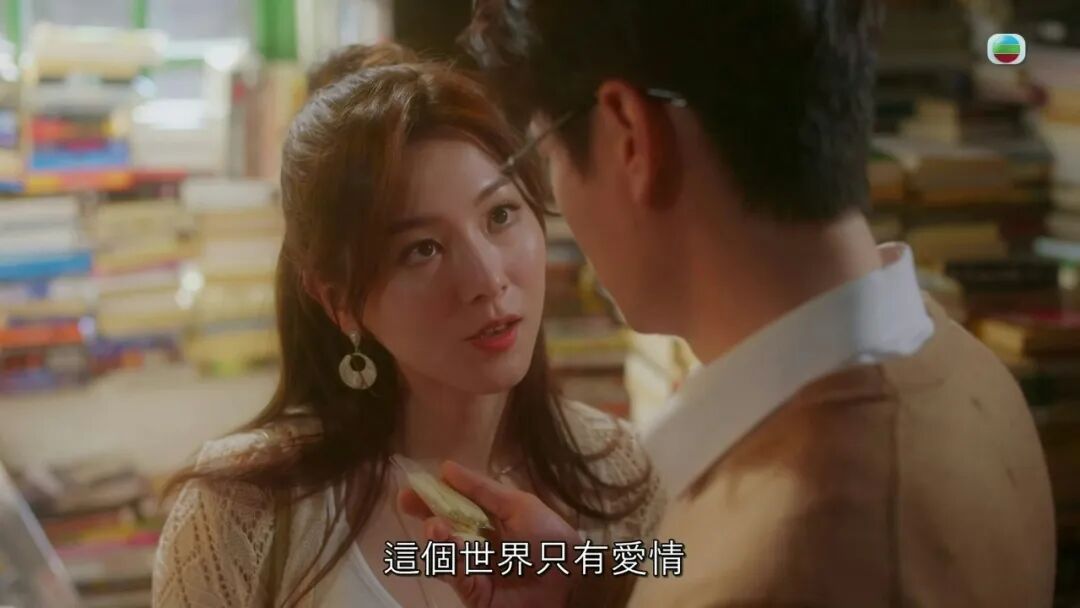 随后更是一剧接一剧,比如爆火剧集《新闻女王》,还有今年热播话题爱情