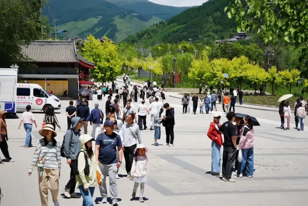 游客在五台山参观 史文勇摄