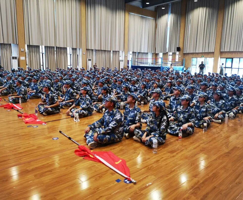 磨意志 强体魄 铸军魂