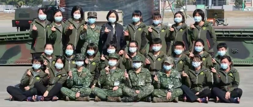 辣眼睛！台军女兵围着她欢唱《一想到你呀》