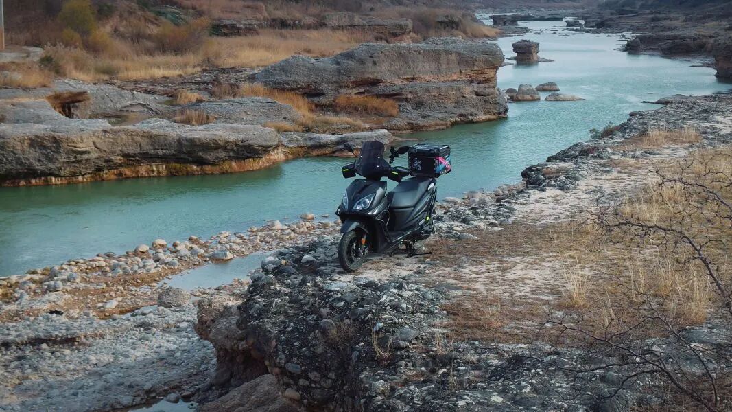 照片车型:大阳载载在骊山体验"秋名山飞驰"的乐趣,"一路向北"开到山顶