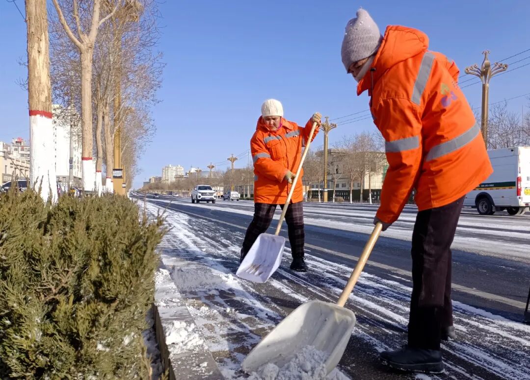 以雪为令若羌县积极开展清雪除冰行动