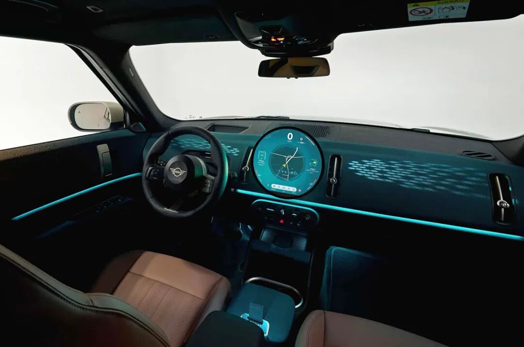 内饰方面,全新mini countryman与全新mini cooper(参数|询价)一样