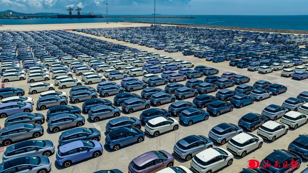 小漠国际物流港待出口的新能源汽车。记者 陈茂辛 摄