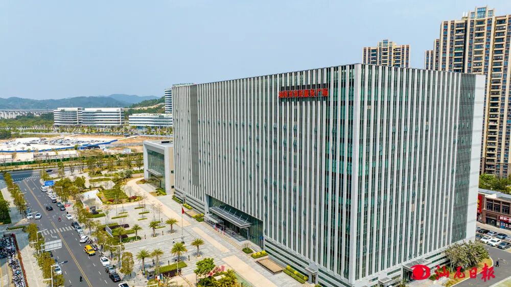 汕尾市市民服务广场外景。记者 陈茂辛 摄