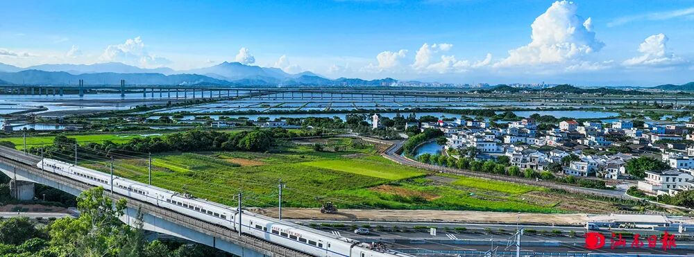 靓丽的长沙湾上，广汕高铁与厦深高铁交相辉映。记者 黄奕锋 摄