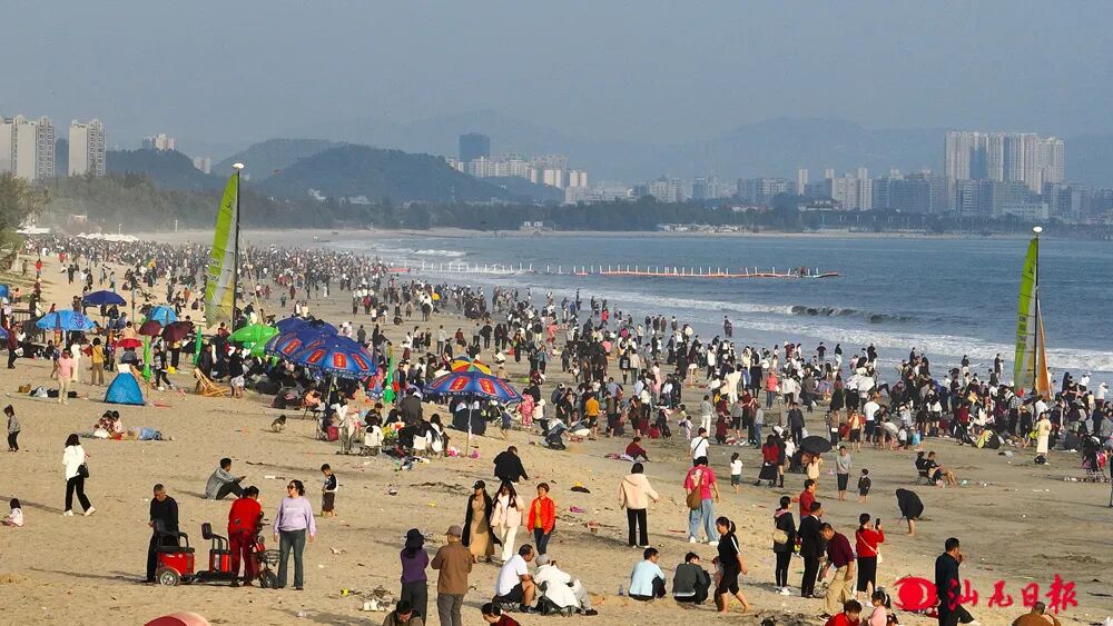 市民、游客春节期间在汕尾保利金町湾旅游区“赶海”。记者 黄奕锋 摄