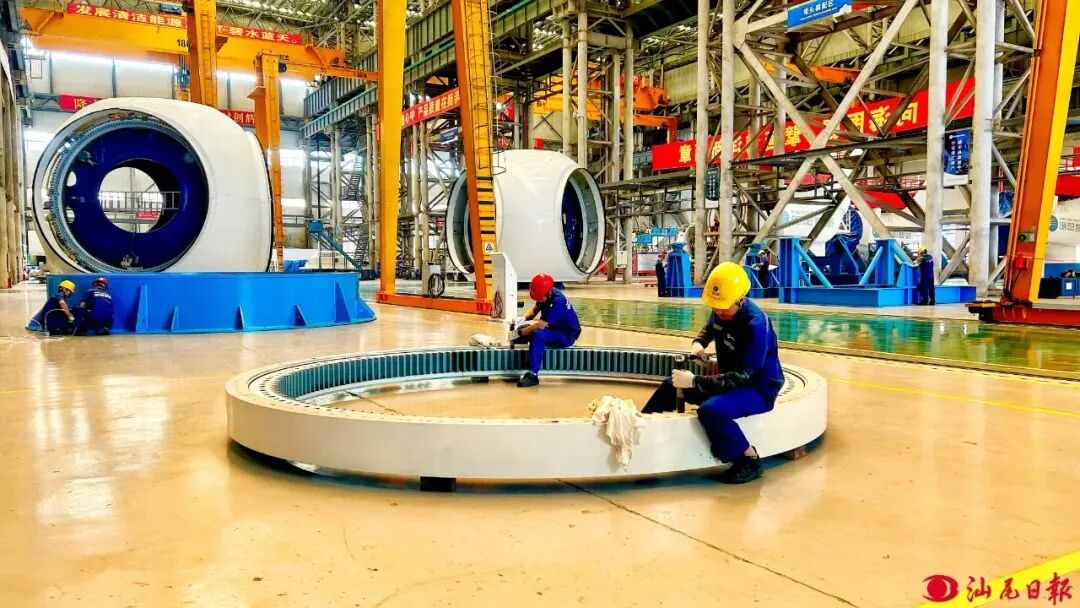 明阳智能海上风电产业园内，工人正在有序作业。 杨镕墁.jpg