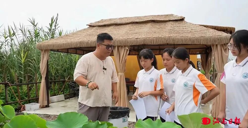 回汕创业青年向学生讲授农耕知识。黄奕锋 摄