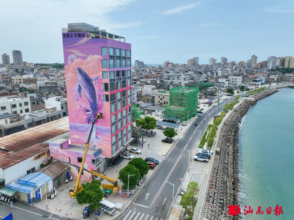 升级改造中的红海湾开发区遮浪街道水龟寮村海滨街建筑外立面。陈伟源 摄