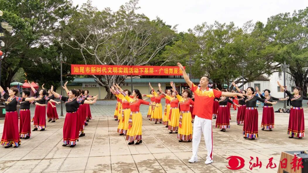 汕尾市新时代文明实践活动下基层的广场舞展演。

