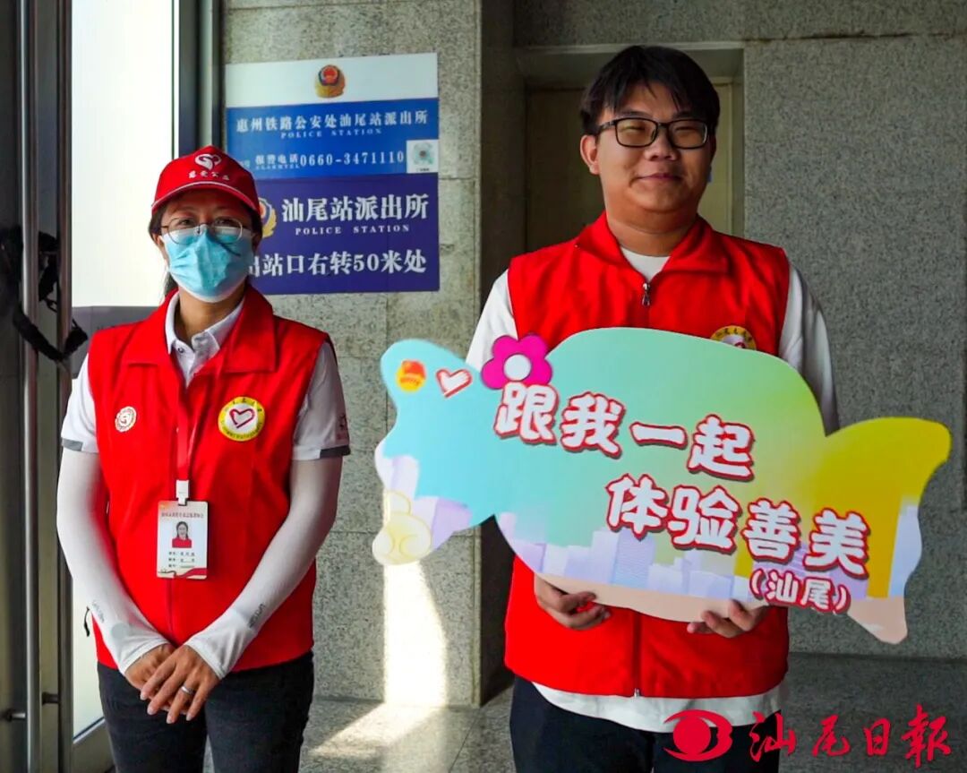 广汕高铁开通当日，志愿者正在等待首批到汕旅客。

