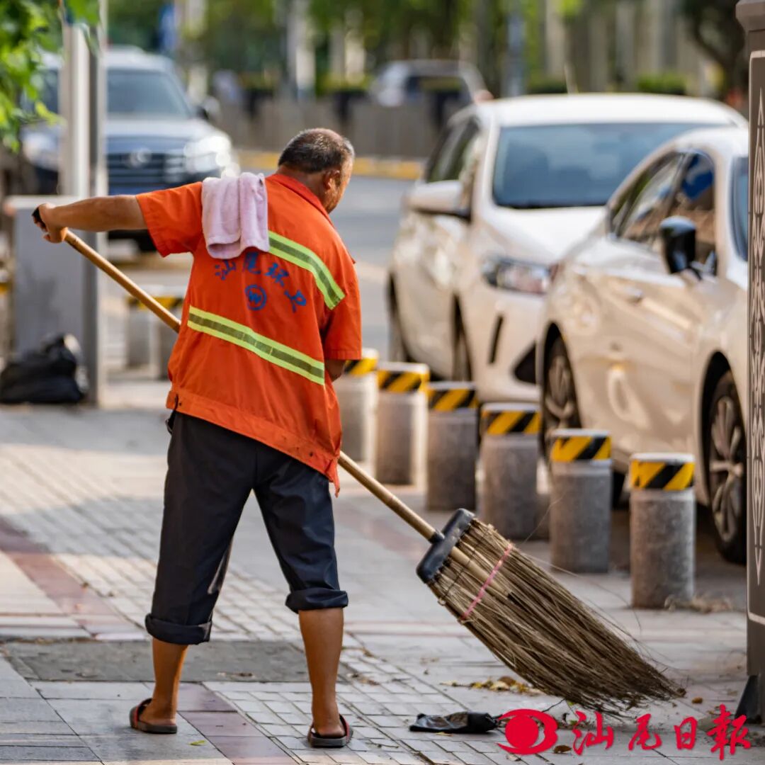 在市城区，环卫工人用汗水擦亮城市“颜值”。

