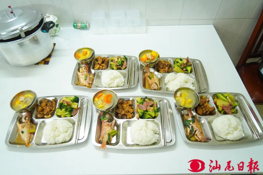 市城区凤山街道联兴社区幸福饭堂饭菜。

