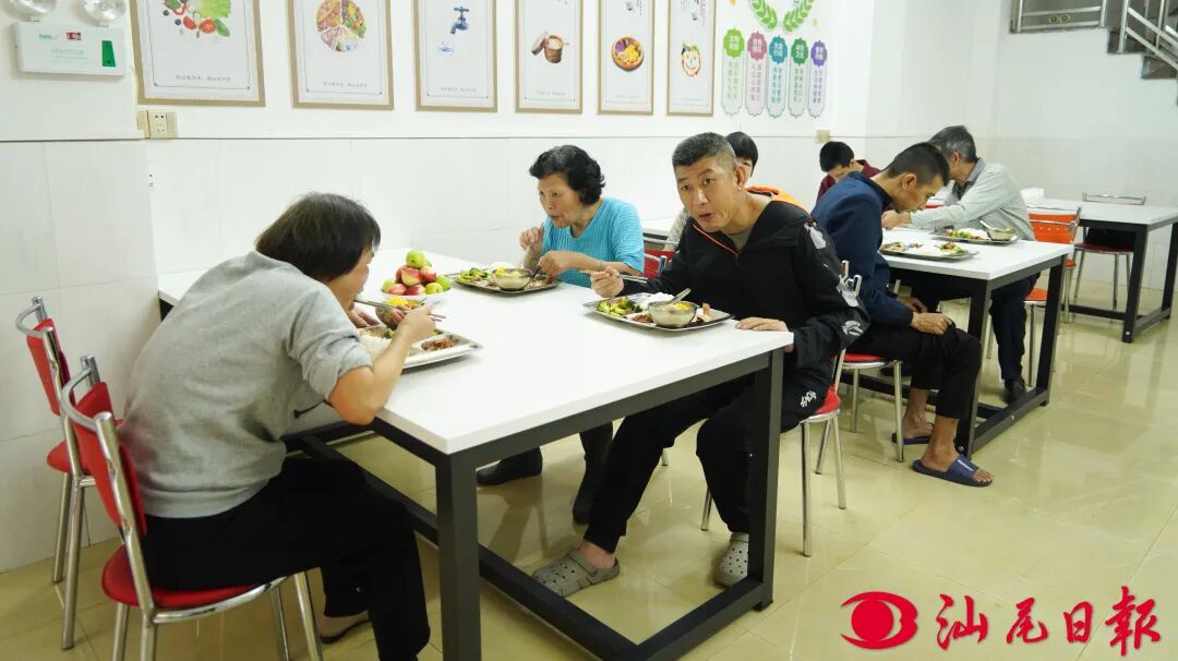 市城区凤山街道联兴社区幸福饭堂内场景。

