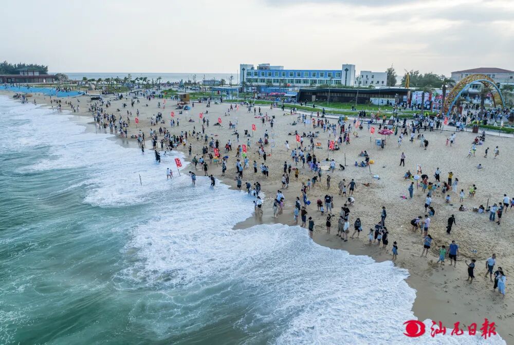 红海湾旅游区海边游人如织.
