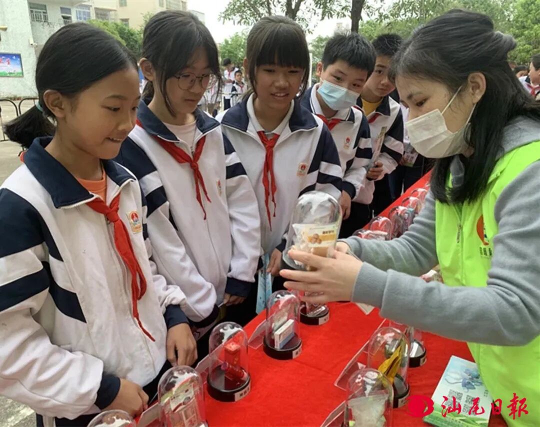 工作人员向学生普及禁毒知识。

