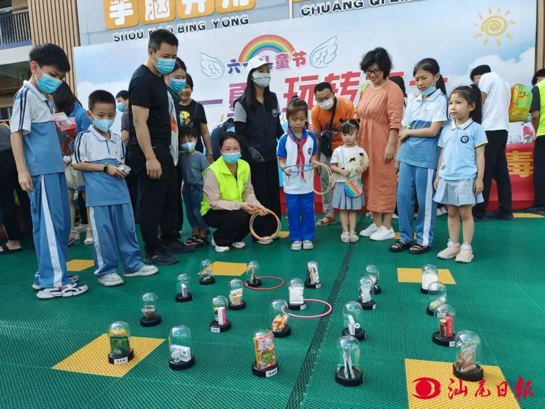 工作人员通过仿真毒品模型套圈游戏，让学生认识毒品类型，提高毒品的辨别能力。

