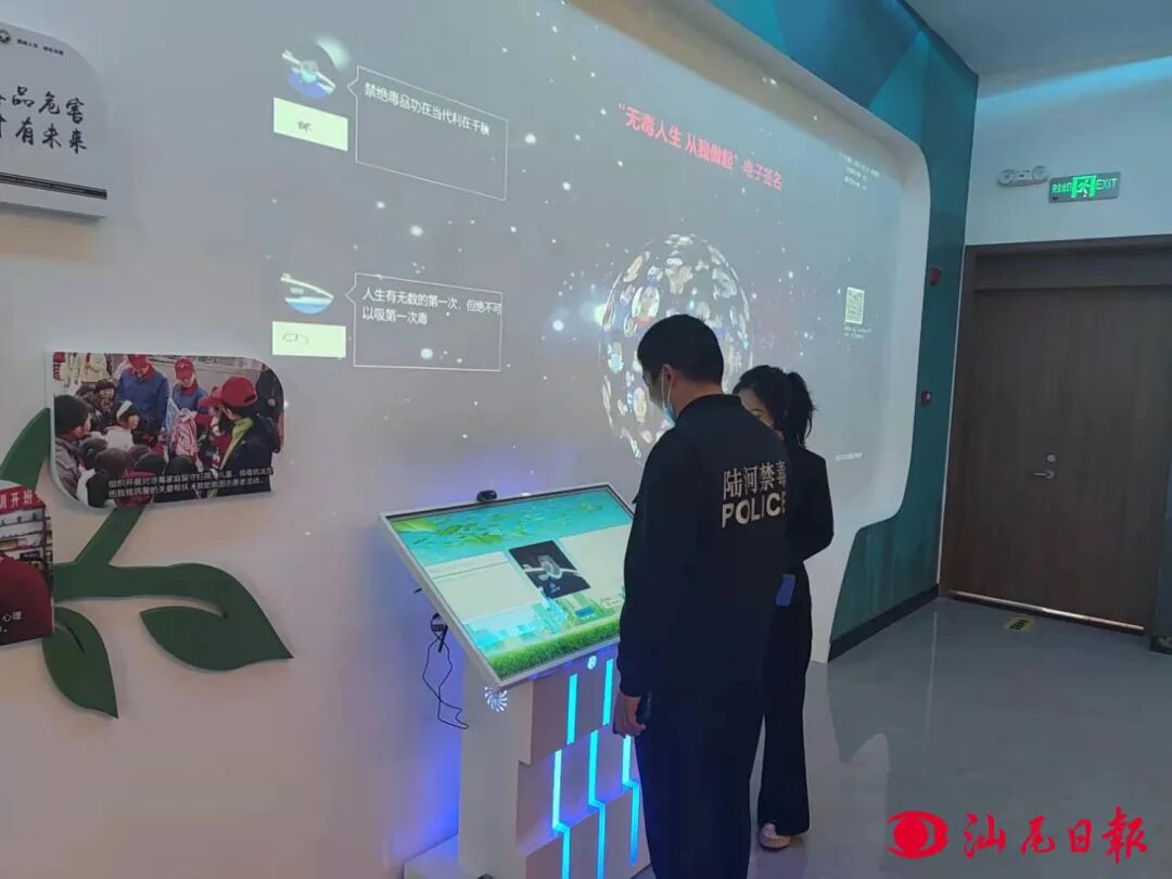 陆河县组织有关部门干部职工及社工前往市禁毒教育基地参观学习。

