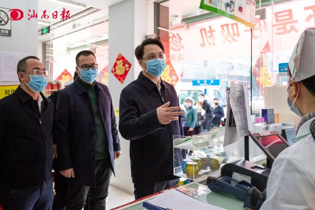 图为市委书记张晓强在大参林药店和东升药店,仔细了解医疗用品和药品