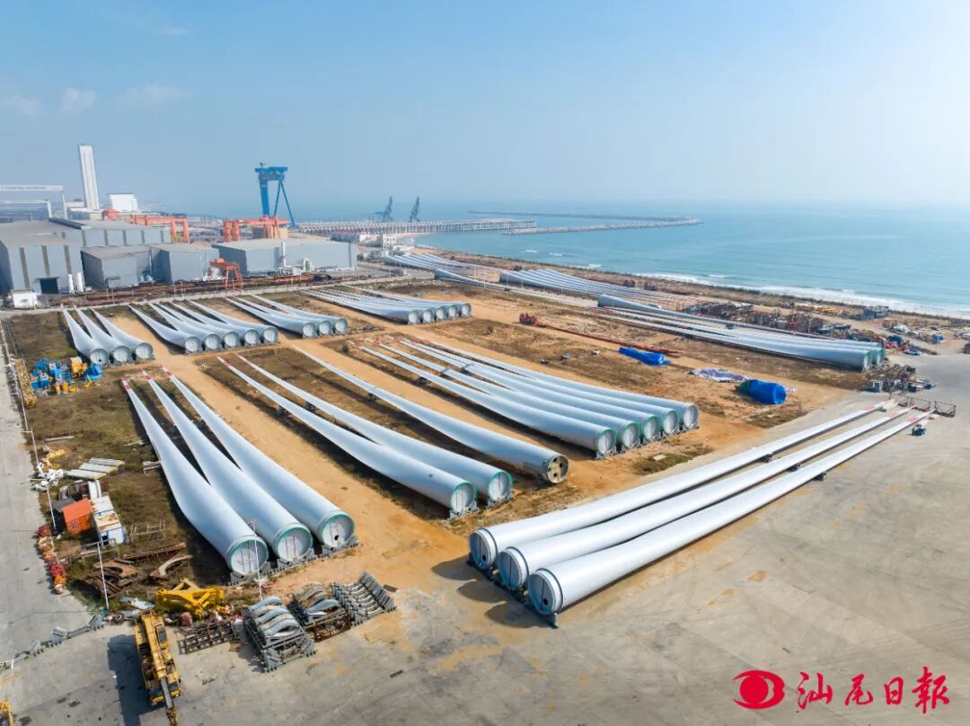 明阳智能产区内风机叶片。

