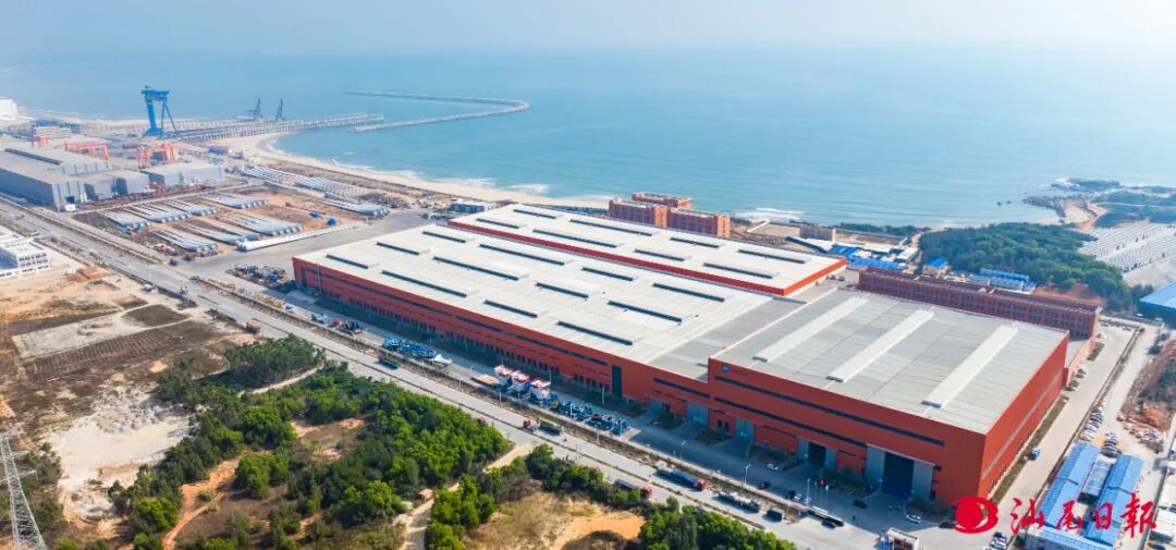 明阳智能产区内风机叶片。

