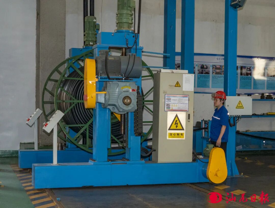 南海海缆厂房内，工作人员正在作业。

