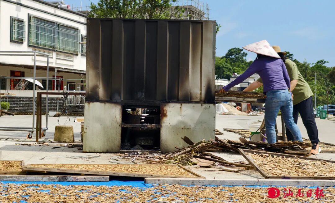2村民正在蒸制金针菜-黄奕锋 摄.jpg