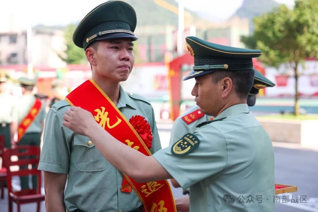 退伍老兵摘下肩章告别军营热泪盈眶