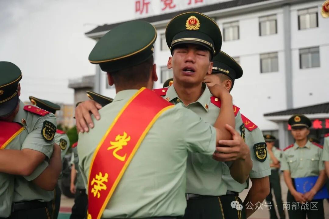 泪目!退伍老兵摘下肩章告别军营热泪盈眶